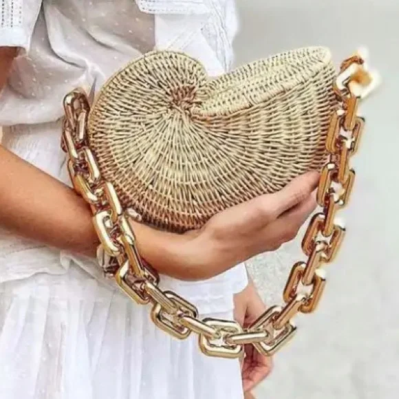 Gold Chain Woven Shell Bag. PreOwned .one Size. - Picture 3 of 11